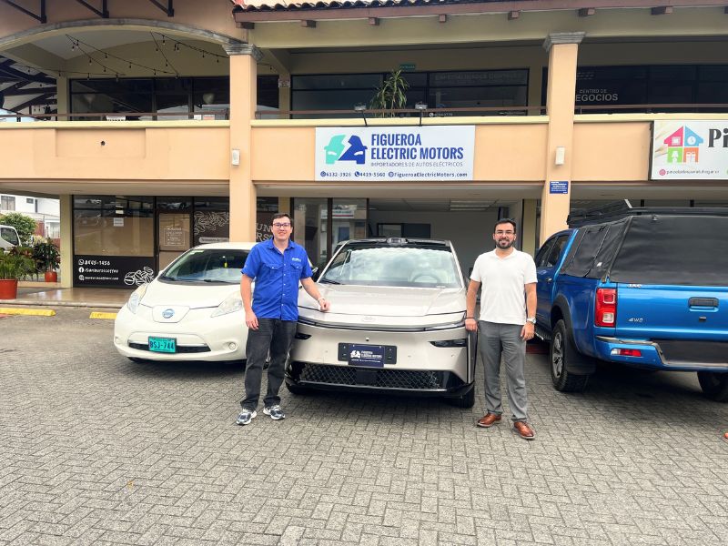 Entrega de Toyota bZ3X eléctrico a cliente en Costa Rica