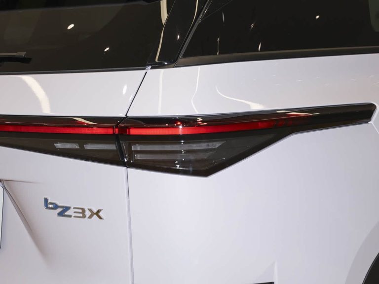Emblema bZ3X y luz trasera del Toyota bZ3X eléctrico