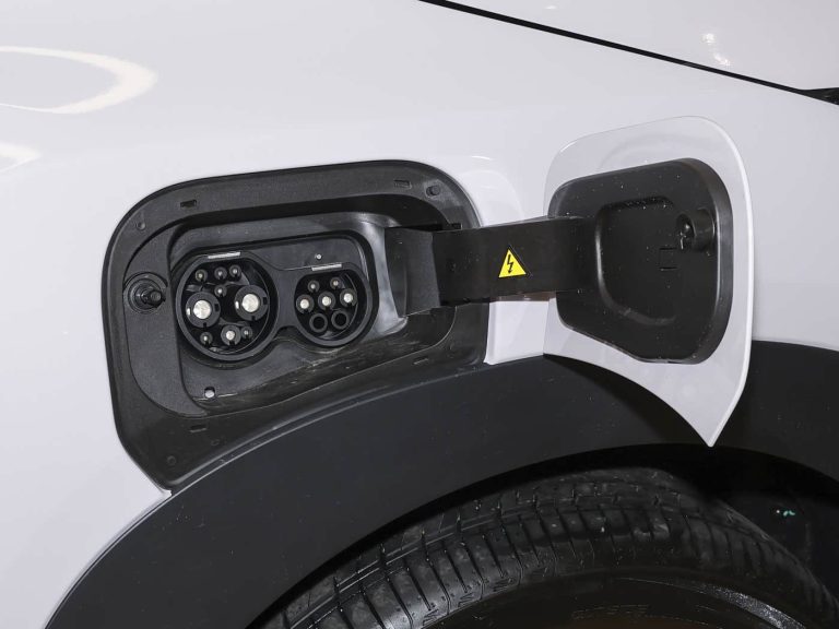 Puerto de carga del Toyota bZ3X eléctrico