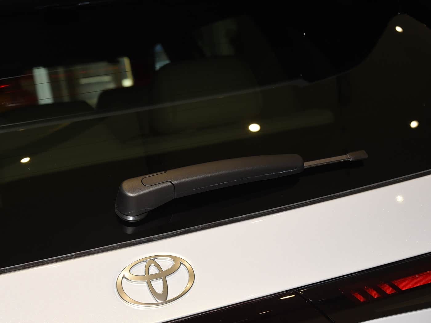 Logo Toyota en la parte trasera del Toyota bZ3X eléctrico