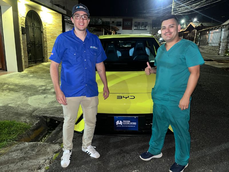 Entrega de BYD Seagull a cliente en Figueroa Electric Motors