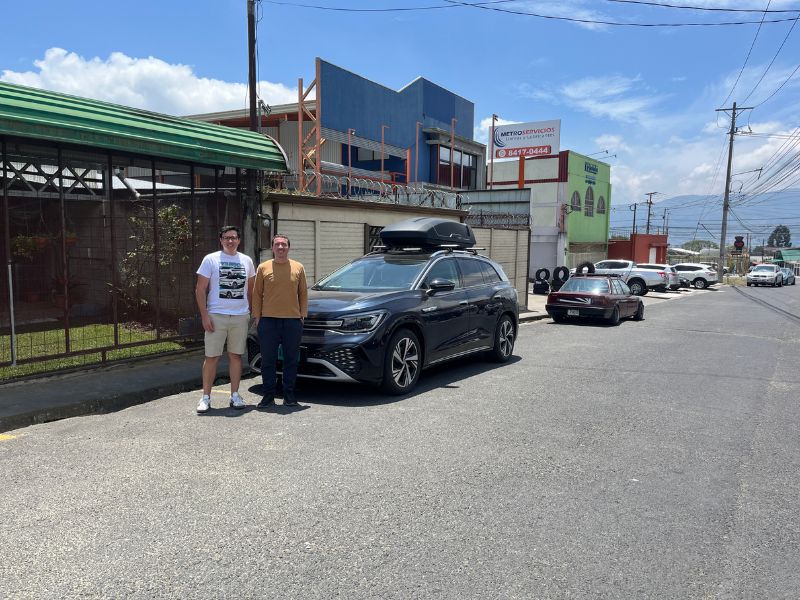 Entrega de Volkswagen ID.6 eléctrico a cliente en Costa Rica