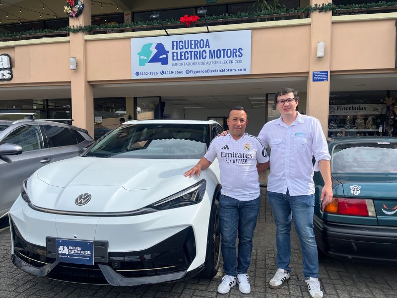 Entrega de Volkswagen ID UNYX a cliente en Figueroa Electric Motors