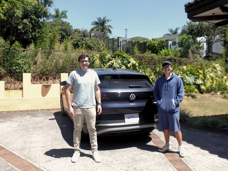Cliente recibiendo su VOLKSWAGEN ID.4 eléctrico en Figueroa Electric Motors.