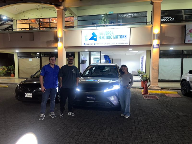 Cliente recibiendo su BYD Yuan Up S1 pro en Figueroa Electric Motors