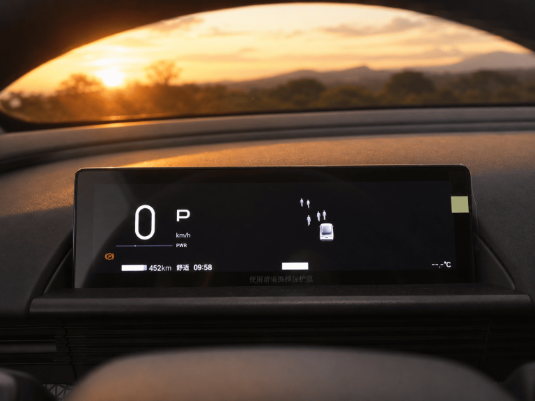 Tablero digital del Toyota bZ3X eléctrico con autonomía