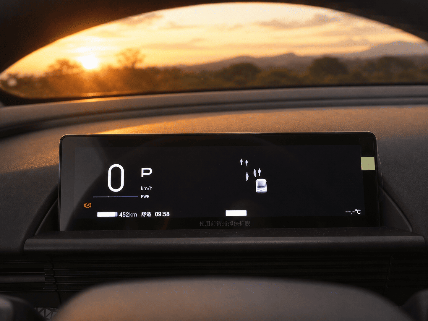 Tablero digital del Toyota bZ3X eléctrico con autonomía