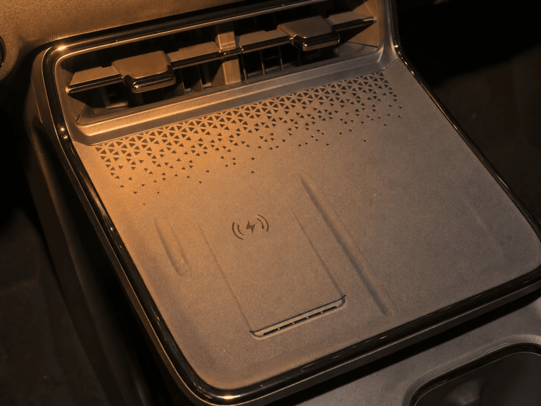 Cargador inalámbrico del Toyota bZ3X eléctrico