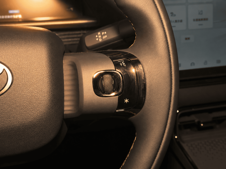Volante y tablero digital del Toyota bZ3X eléctrico