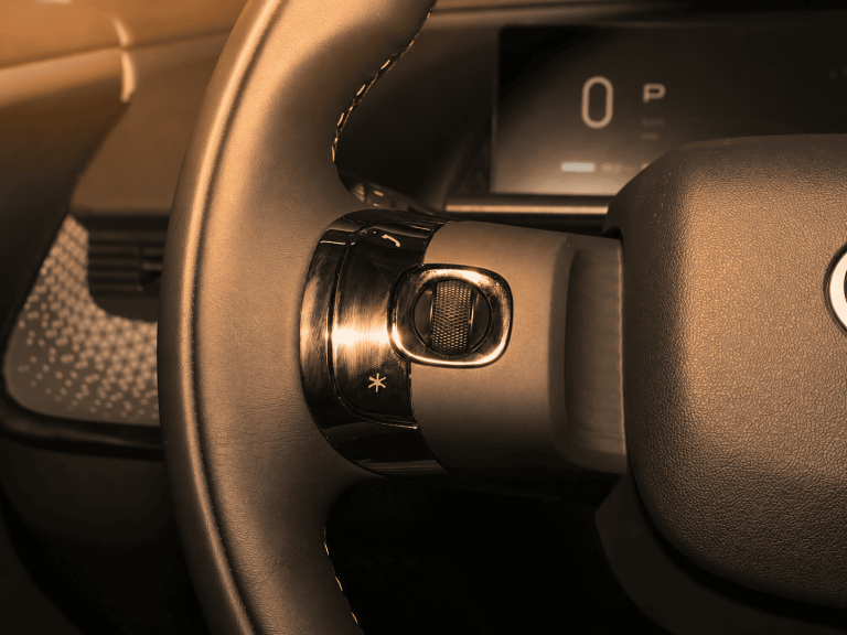 Volante y tablero digital del Toyota bZ3X eléctrico