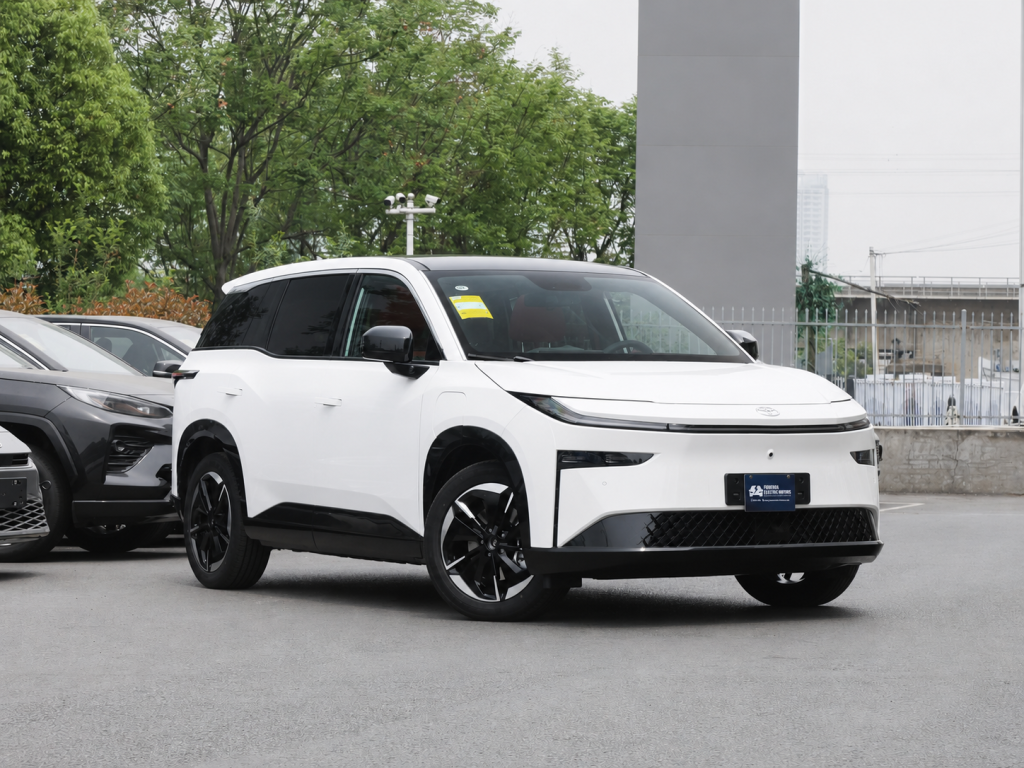 Toyota bZ3X eléctrico blanco en Costa Rica | SUV moderno de entrega inmediata